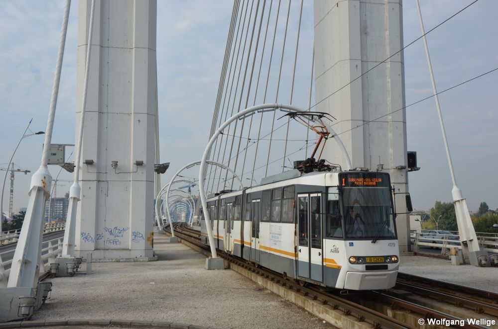 Die im Jahre 2011 eingeweihte Straßenbahntrasse auf der Basarab-Brücke ermöglichte die Einrichtung einer Straßenbahn-Ringlinie um die Innenstadt. Am 04.10.2017 befährt der moderniserte und mit einem mittigen Niederflur-Einstieg versehene V3A-Triebwagen Nummer 4019 das Bauwerk.
