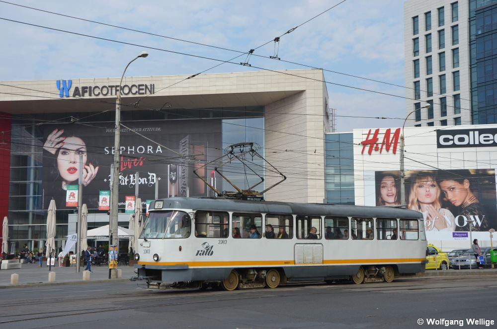 Der vom tschechischen Hersteller ČKD gebaute Tatra T4R Nummer 3303 hat am 04.10.2017 gerade die vor einem großen Einkaufszentrum gelegene Haltestelle Bulevardul Vasile Milea verlassen
