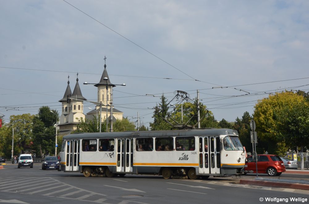 Der Tatra T4R Nummer 3426 ist am 4. Oktober 2017 auf der Linie 11 im Einsatz, aufgenommen kurz hinter der Haltestelle Eroii Revoluţiei.