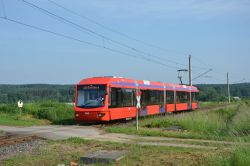 City-Bahn Chemnitz Stadtbahn ChemnitzBahn Stadler ADtranz Variobahn als Linie C11 nach Stollberg mit Bahnübergang mit Andreaskreuz bei Niederdorf Erzgebirge