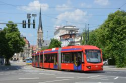 City-Bahn Chemnitz Stadtbahn ChemnitzBahn Stadler ADtranz Variobahn als Linie C11 in der Bahnhofstraße vor dem Hauptbahnhof mit Kirche
