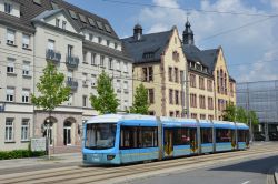 Straßenbahn Chemnitz Tram Variobahn vor Altstadthäusern in der Bahnhofstraße vor dem Hauptbahnhof