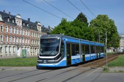 Straßenbahn Chemnitz Tram Skoda ForCity Classic 35T vor Altstadthäusern an der Haltestelle Nürnberger Straße