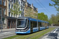 Straßenbahn Chemnitz Tram Skoda ForCity Classic 35T auf Rasengleis an der Haltestelle Stadlerplatz
