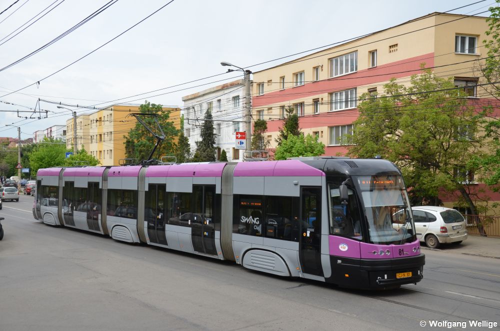 Vier Wagen des Typs Swing des polnischen Herstellers Pesa wurden nach Cluj geliefert. Wagen 81 hat am 30.04.2014 als Linie 101 gerade die Haltestelle Clăbucet verlassen.