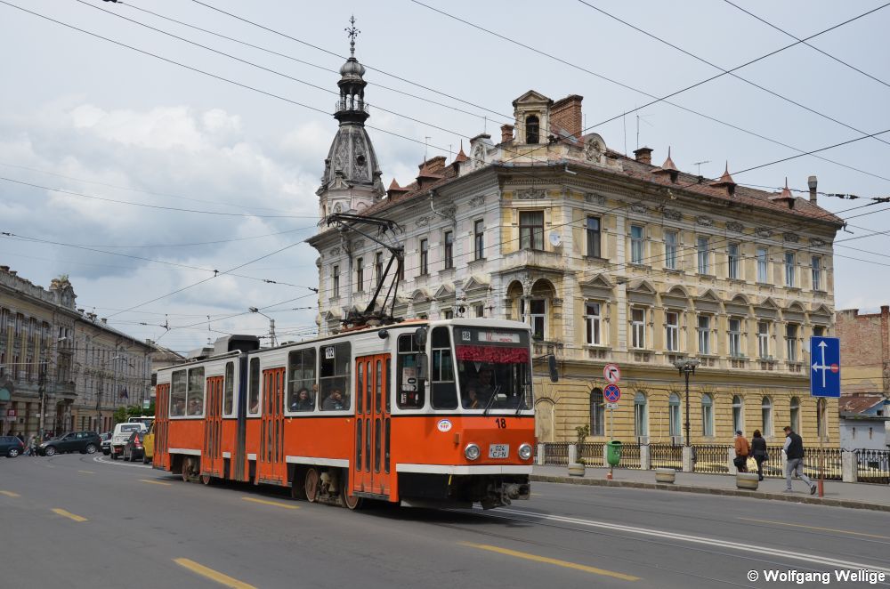 Der aus Berlin übernommene Tatra KT4D Nummer 18 überquert am 30. April 2014 zwischen den Haltestellen Horea und Opera Maghiară Est die Brücke über den Fluss Someșul Mic (Kleiner Somesch)