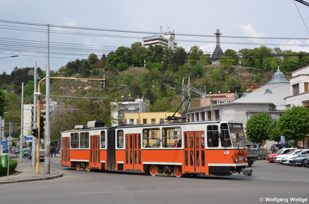 Der ex-Berliner Wagen 42 hat am 30.04.2014 als Linie 101 zum Bahnhof gerade die Haltestelle Emil Isac verlassen, im Hintergrund ist auf dem Berg das 'Monumentul Eroii Neamului' (Heldendenkmal) zu erkennen.