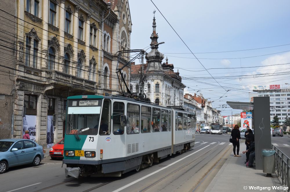 Der vom Verkehrsbetrieb Potsdam übernommene Wagen 73 passiert am 30. April 2014 an der Station George Bariţiu gerade die Haltestelleninsel der Gegenrichtung