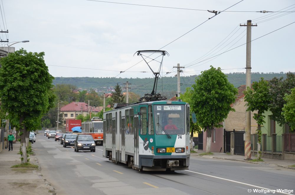 Der ex-Potsdamer Tatra-Wagen 74 ist am 30. April 2014 als Linie 100 vom Bulevardul Muncii zum Bahnhof zwischen den Haltestellen Iris und Gheorghe Asachi unterwegs