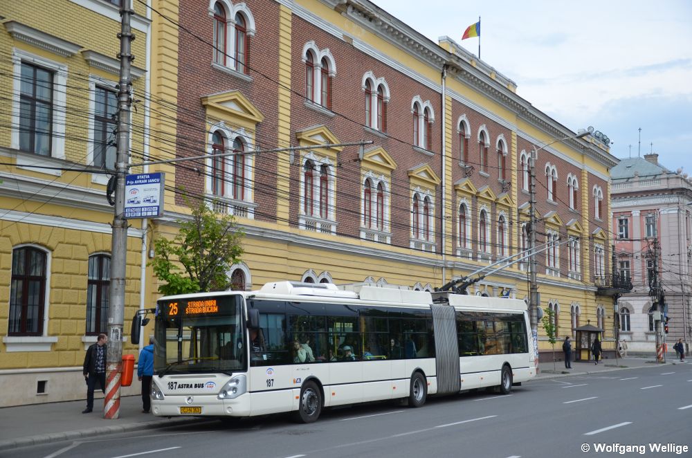 Der Irisbus/Astra-Obus Nummer 187 hält am 30.04.2014 gerade an der Haltestelle Piaţa Avram Iancu