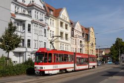 Straßenbahn Cottbus Tram CKD Tatra KT4D KTNF6 vor Altstadthäusern nahe der Haltestelle Schillerstraße