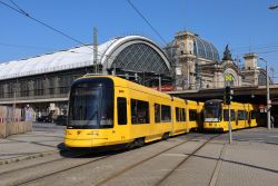 Straßenbahn Dresden Tram Alstom NGT DX DD vor dem Hauptbahnhof Dresden