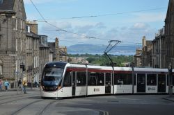 Straßenbahn Edinburgh Tram Stadtbahn CAF Urbos 3 in der Altstadt mit Meeresbucht