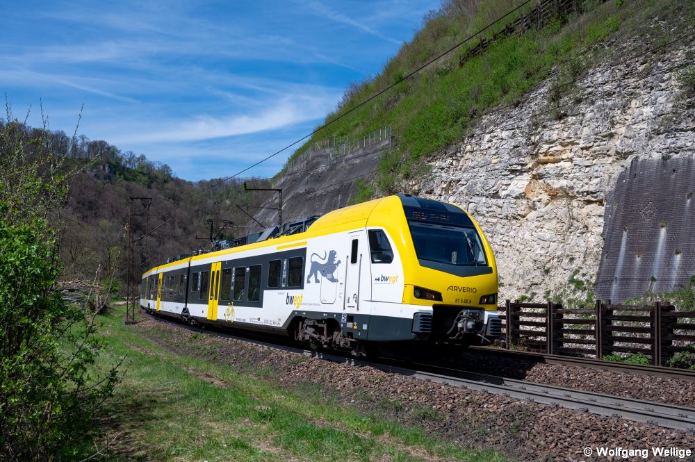 'FLIRT' ET5.02 von Arverio Baden-Württemberg fährt am 19.04.2025 als MEX 16 von Stuttgart nach Ulm die Geislinger Steige vor Amstetten (Württemberg) hinauf, die Zuggattung Metropol-Express (MEX) gibt es nur rund um Stuttgart.