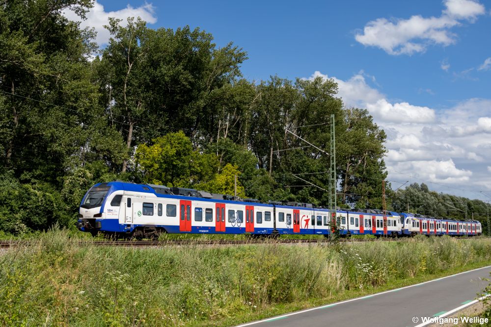 3427 036 der von Transdev betriebenen S-Bahn Hannover (SBH) ist am 16. Juli 2024 nahe der Station Anderten-Misburg unterwegs als S 3 von Hannover Hbf nach Hildesheim Hbf
