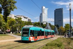Straßenbahn Frankfurt am Main Tram R-Wagen auf Rasengleis im Park hinter der Station Festhalle / Messe mit Hochhäusern und Glaspyramiden