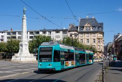 Straßenbahn Frankfurt am Main Tram R-Wagen vor dem Einheitsdenkmal am Paulsplatz hinter der Haltestelle Römer / Paulskirche
