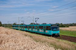U-Bahn Frankfurt am Main U4-Wagen als Linie U2 in den Feldern bei Bonames