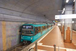 U-Bahn Frankfurt am Main U5 Bombardier Flexity Swift in der Tunnelstation Westend