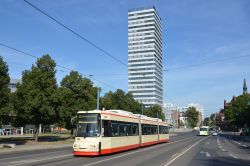 Straßenbahn Frankfurt an der Oder Tram AEG ADtranz GT6M vor dem Oderturm nahe der Station Zentrum