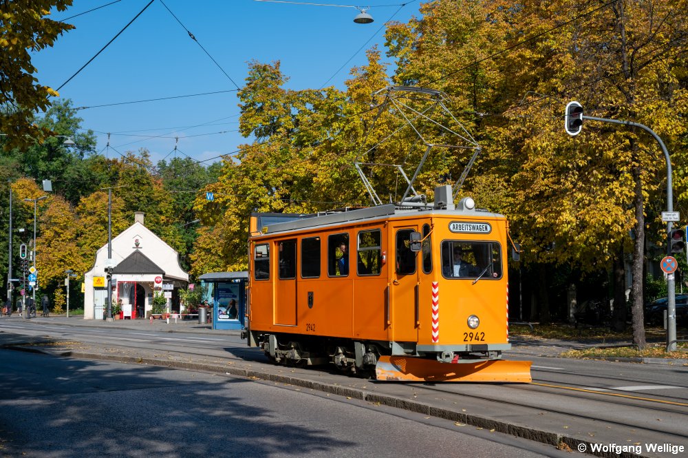 Der Fahrdrahtkontrollwagen 2942 entstand 1961 durch den Umbau eines alten Posttriebwagens aus dem Jahr 1926. Am 15.10.2025 hat er gerade die Haltestelle Neuhausen mit ihrem schönen alten Stationshaus im Hintergrund durchfahren.