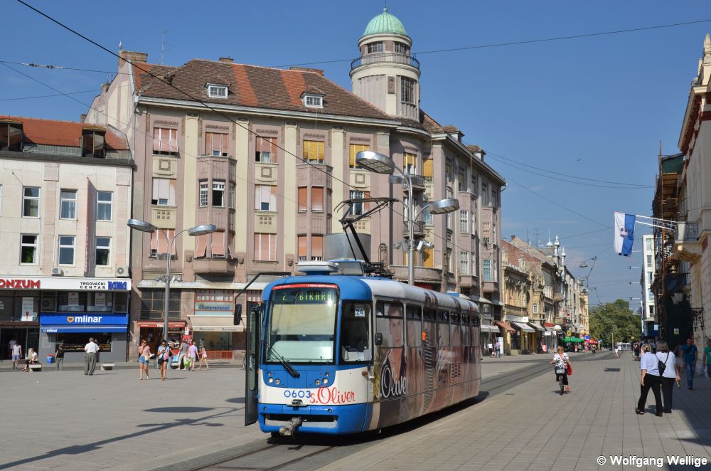 Osijek ließ seine Fahrzeuge vom Typ T3YU in den Jahren 2006/2007 von der Firma Pragoimex modernisieren und mit einem neuen Wagenkasten ausstatten. Hier steht Wagen 603 am 25. Juli 2012 an der Umsteigehaltestelle 'Trg Ante Starčevića', an der zwischen den beiden Straßenbahnlinien 1 und 2 umgestiegen werden kann.