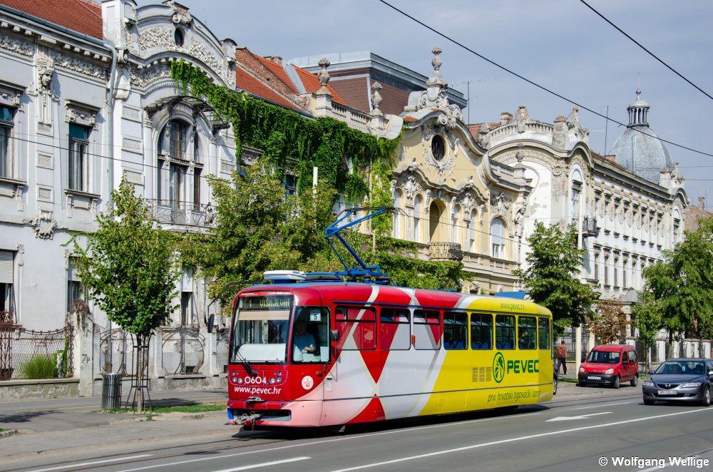 Die modernisierten T3YU haben die Typenbezeichnung T3R.PV erhalten. Wagen 604 dieses Typs fährt am 25.07.2012 als Linie 1 auf die Haltestelle Glavna Pošta (Hauptpost) zu.