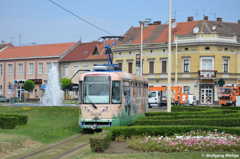 Wagen 609 durchquert am 26. Juli 2012 als Linie 2 nach Bikara in der Nähe der Haltestelle Đakovštima einen parkähnlich gestalteten Kreisverkehr