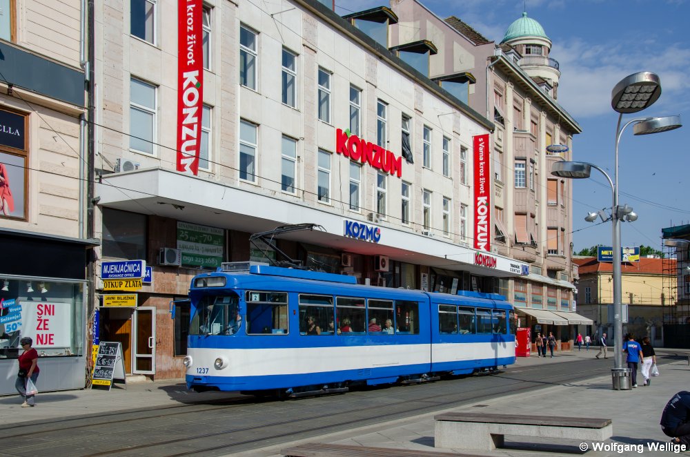 Wagen 1237 stammt aus der Düsseldorfer Waggonbaufabrik Düwag und fuhr früher in Mannheim. Hier steht er am 25. Juli 2012 an der Haltestelle Trg Ante Starčevića im Zentrum von Osijek.