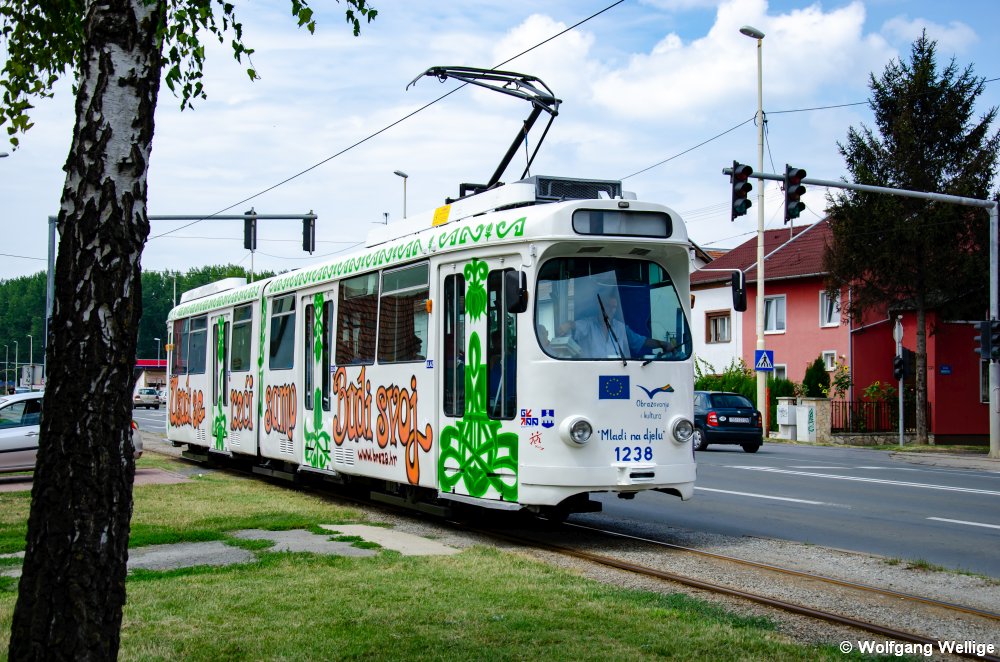 Der ex-Mannheimer 1238 wurde im (gewollten) Graffiti-Look gestaltet. Am 26.07.2012 erreicht er auf der Linie 1, die fast ausschließlich in Straßenrandlage verläuft, gleich die Haltestelle Strelište Pampas.