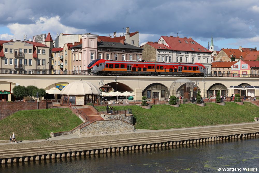 Der PESA Link-Triebwagen 2720 156 von Polregio befährt am 6. September 2020 als R 78533 von Poznań (Posen) nach Kostrzyn (Küstrin) den Viadukt in Gorzów Wielkopolski (Landsberg an der Warthe)