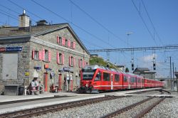 Allegra Triebzug der RhÃ¤tischen Bahn RhB im Bahnhof Ospizio Bernina