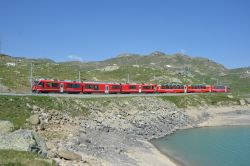 Allegra Triebzug der RhÃ¤tischen Bahn RhB am Berninapass