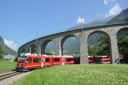 Allegra Triebzug der RhÃ¤tischen Bahn RhB auf dem Kreisviadukt Brusio auf der Berninabahn