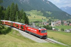 E-Lok Ge 4/4 III der Rhätischen Bahn mit Alpenpanorama bei Bergün