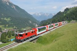E-Lok Ge 4/4 II der Rhätischen Bahn RhB mit Glacier-Express bei Bergün