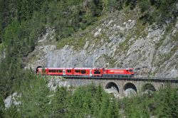 E-Lok Ge 4/4 III der Rhätischen Bahn mit Tunnel und Viadukt auf der Albulastrecke bei Preda